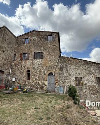 Rustico / Casale di 700 m² con più di 5 locali a M