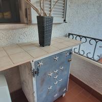 Mobiletto in legno con piano piastrellato