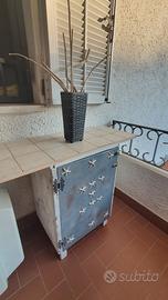 Mobiletto in legno con piano piastrellato