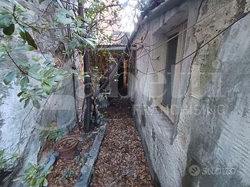Indipendente con pccolo cortile da ristrutturare