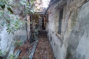 Indipendente con pccolo cortile da ristrutturare