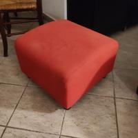 Pouf rosso in tessuto e base in legno