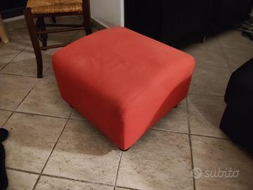 Pouf rosso in tessuto e base in legno