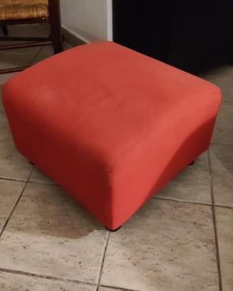 Pouf rosso in tessuto e base in legno