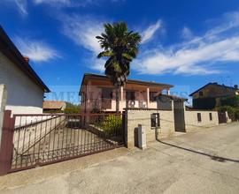 VILLA INDIPENDENTE su QUATTRO LATI con CORTILE di