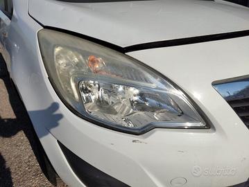 Proiettore destro OPEL MERIVA del 2011