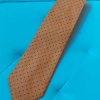 Cravatta arancione con rombi blu