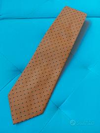 Cravatta arancione con rombi blu