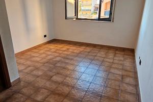 Stanza uso ufficio non ammobiliata