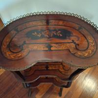 Tavolino portaoggetti in legno intarsiato.