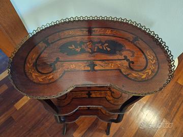Tavolino portaoggetti in legno intarsiato.