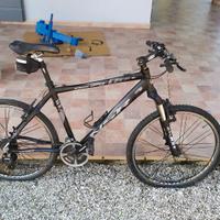 Bicicletta Mountain Bike 