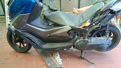 Scooter Yamaha nmax 155 incidentato.