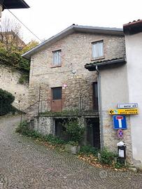 Rustico in pietra in centro a Fortunago