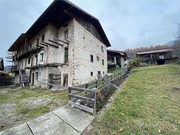 PORZIONE DI CASA DA RISTRUTTURARE CON GIARDINO