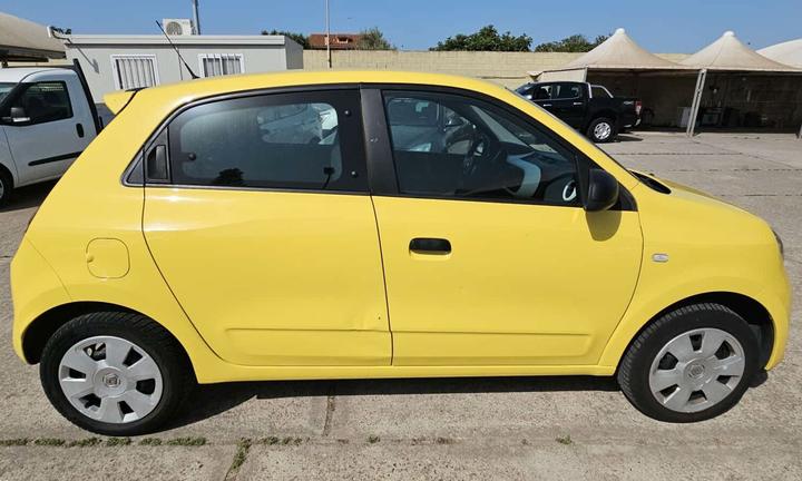 Twingo ANNO 2016 KM 125641 4 LITRI/100 KM
