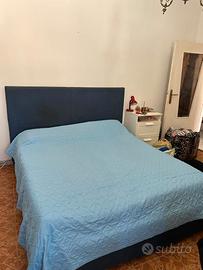 Letto matrimoniale con spalliera imbottita