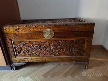Cassapanca in legno intarsiato