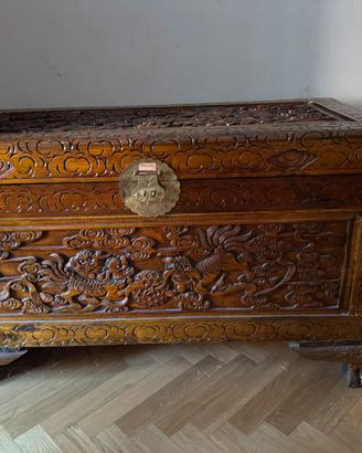 Cassapanca in legno intarsiato