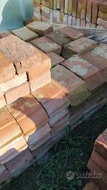 Mattoni antichi sagomati da cornicione