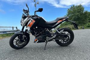 KTM Duke 200 – Arancione e bianca