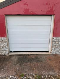 Portone sezionale garage con motore elettrico