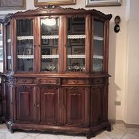 Cristalliera in legno massiccio lavorato e vetri