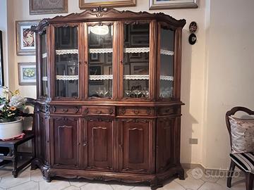 Cristalliera in legno massiccio lavorato e vetri