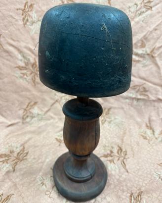 ANTICO SUPPORTO ER CAPPELLI CON FORMA PER CAPPELLI