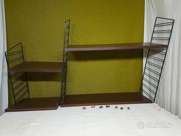 Libreria con montanti in ferro anni 60.