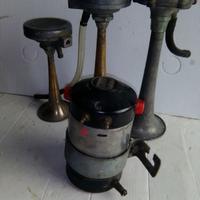 3 vecchie trombe e compressore per auto d'epoca