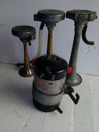 3 vecchie trombe e compressore per auto d'epoca