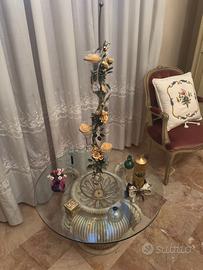Tavolino rotondo in vetro con base decorativa