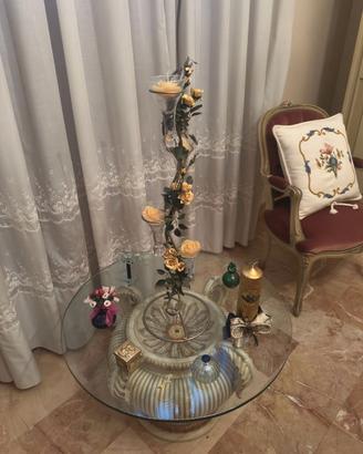 Tavolino rotondo in vetro con base decorativa