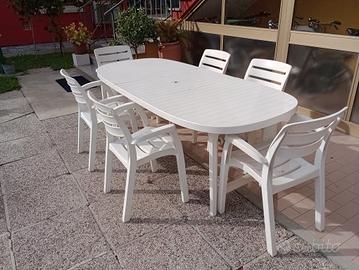 Tavolo da esterno con sedie 