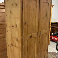 Armadio in legno massiccio