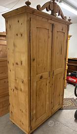 Armadio in legno massiccio