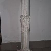 colonna in gesso con capitello