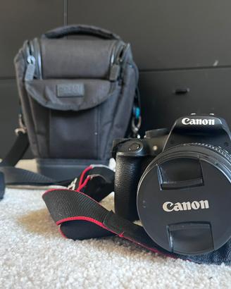Canon EOS 1200D con custodia