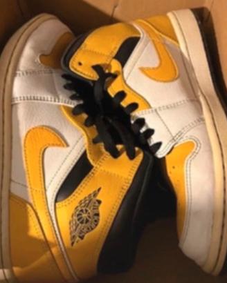 Nike Air Jordan 1 Mid University Gold