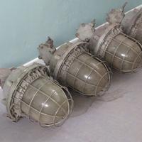 Vecchia lampada industriale in alluminio