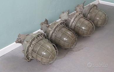 Vecchia lampada industriale in alluminio