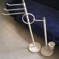 Coppia accessori bagno da terra in metallo