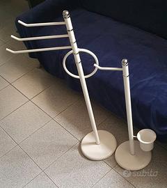 Coppia accessori bagno da terra in metallo