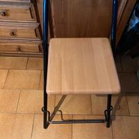 sgabelli per penisola in ferro con seduta in legno