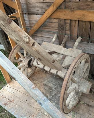 Avantreno antico in legno con ruote d'epoca