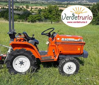 TRATTORE AGRICOLO