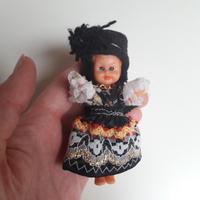 Piccola bambolina con vestito nero decorato