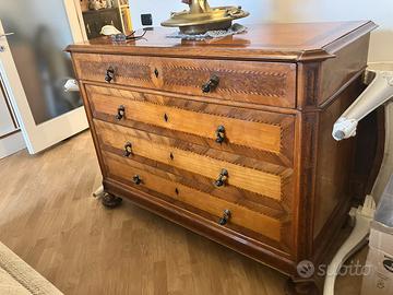 Antico lussuoso comó