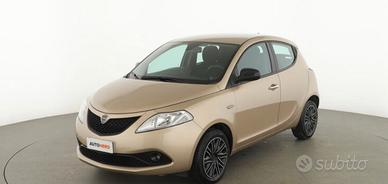 Auto lancia y gold